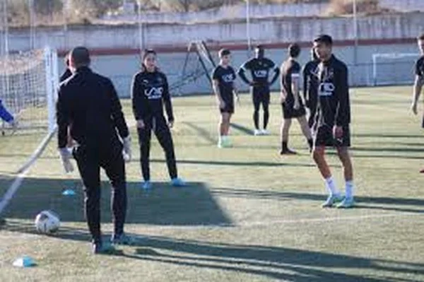 Tâm lý huấn luyện viên dưới áp lực có thể tác động đến hiệu suất đội bóng ra sao?