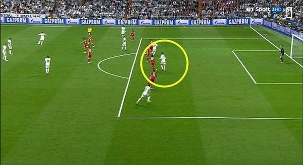 Khoảng trống biên cho thấy điều gì về chiến thuật tấn công và cơ hội ghi bàn trong bóng đá?