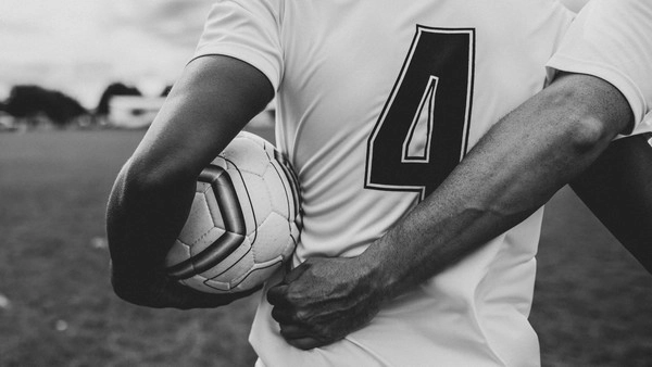 Tâm lý sân khách chi phối phong độ bóng đá thế nào?