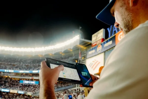 Khoảng trống chết người trên sân bóng thường xuất hiện ở đâu?