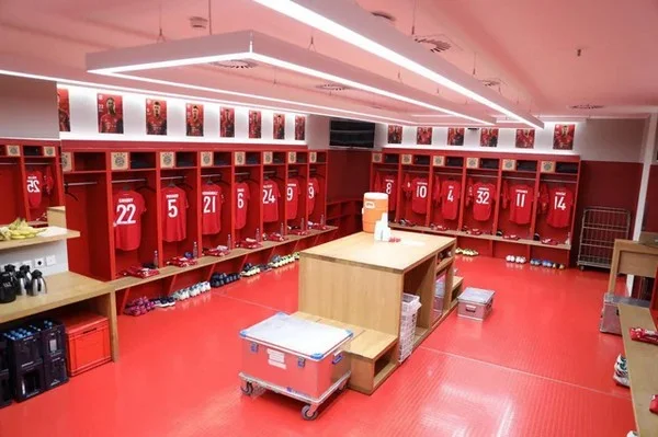 Thay đồ bí mật có tiết lộ điều gì về nội tình của một đội bóng?