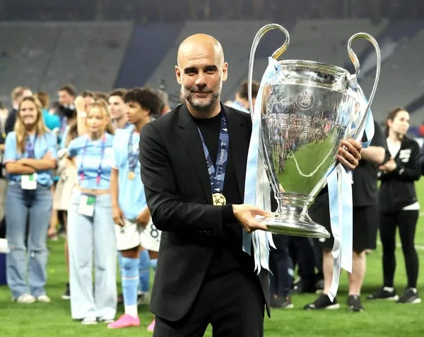 Tâm lý huấn luyện viên dưới áp lực có thể tác động đến hiệu suất đội bóng ra sao?